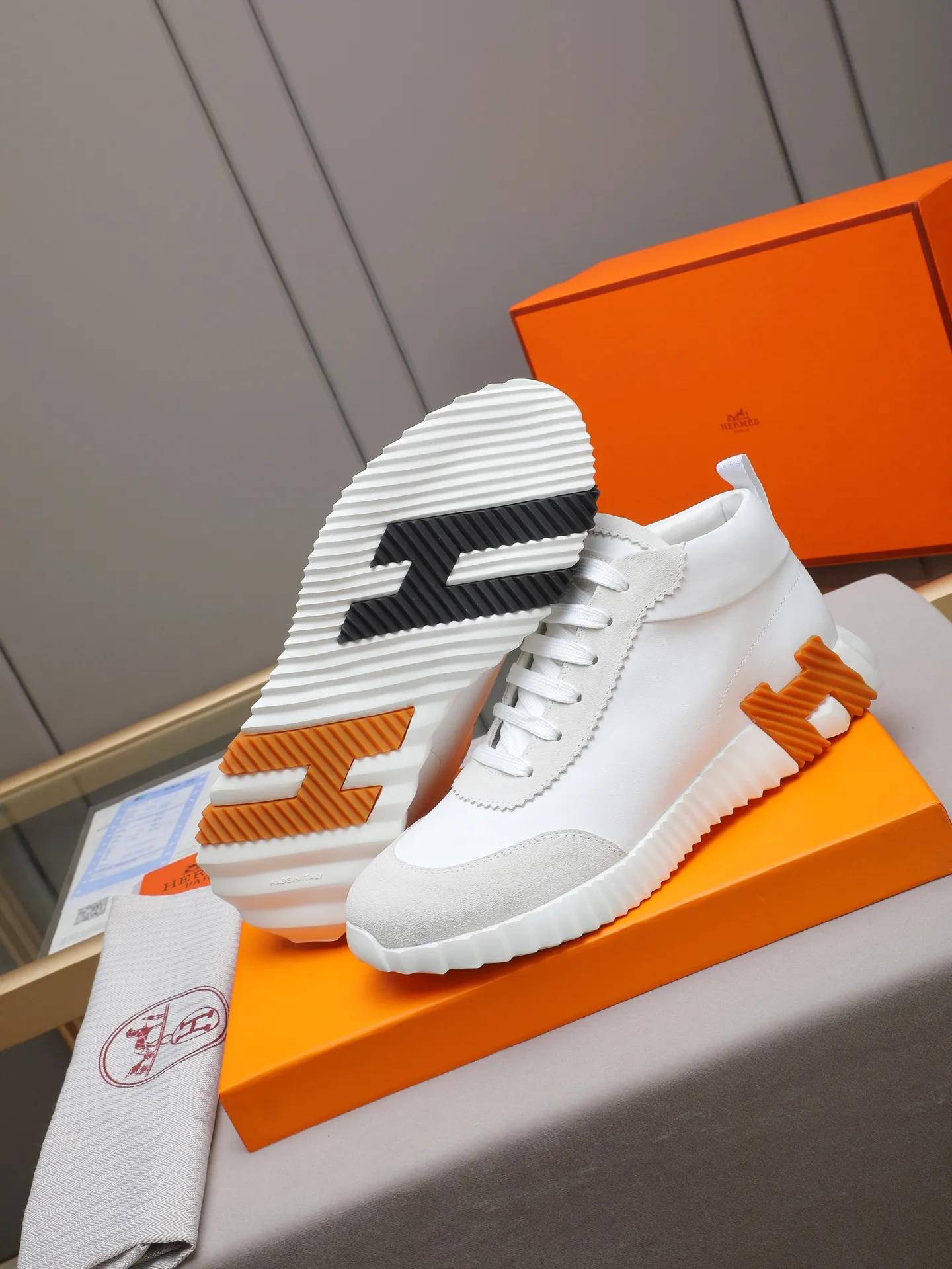 PPP460 (Hermes high-top men's shoes)🆕Men's sports shoes, decorated with textured calfskin details. Spliced ​​with original cowhide, this shoe draws inspiration from the equestrian world, integrating technical details and practical functions. Breathable sheep lining, original combination outsole, high-end quality, and every detail is perfectly combined! Size: 38-44 (45 can be customized)